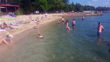 Russie : deux hommes jouent au frisbee d'une drôle de façon