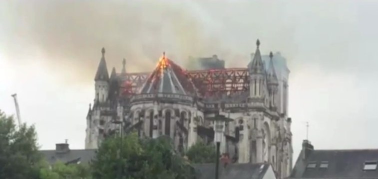 Violent incendie de la basilique Saint-Donatien à Nantes