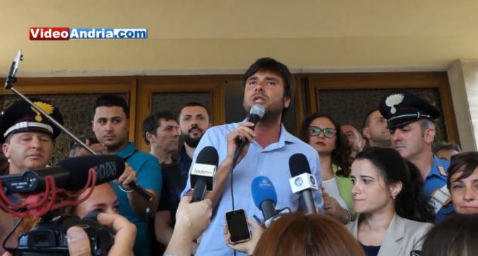 Alessandro Di Battista raggiunge Casa Divina Provvidenza di Bisceglie