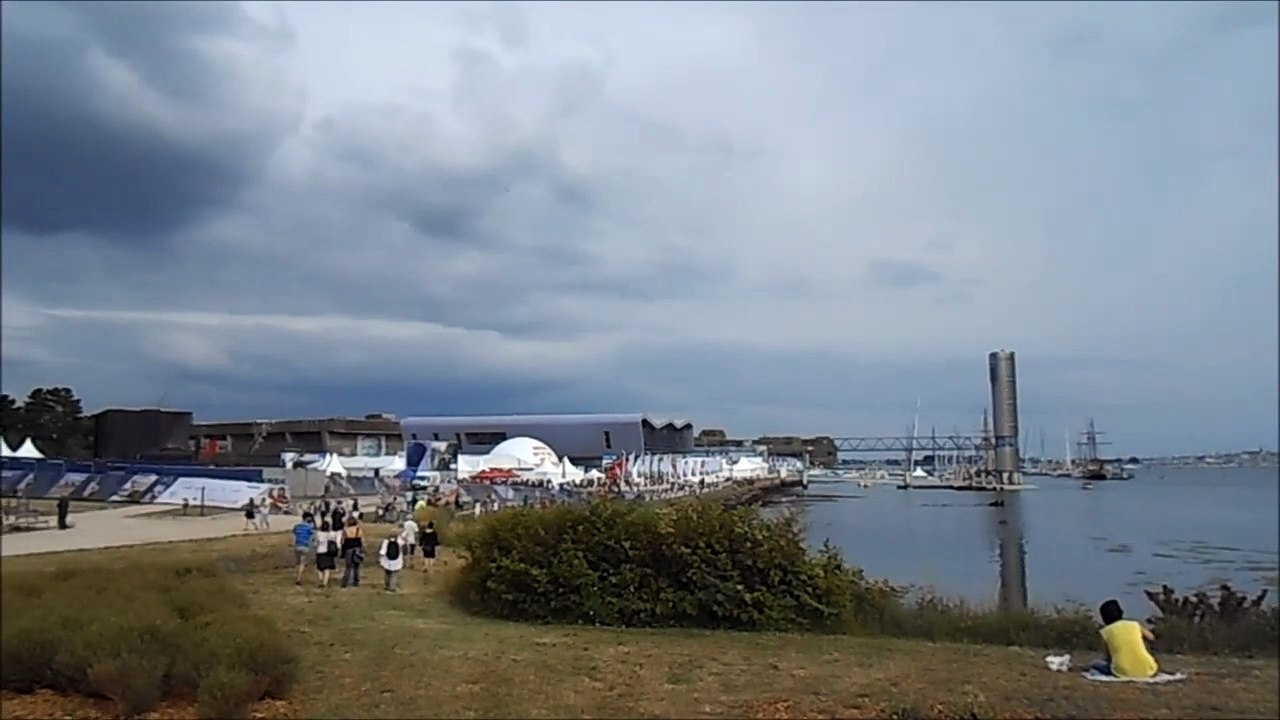Le show de la patrouille de France pour la  volvo race à Lorient le dimanche 14 juin 2015