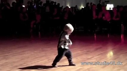 2 letni tancerz robi furore