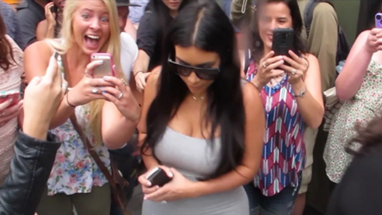 (VIDEO) Kim Kardashian Escapes From Fans and Paparazzi
