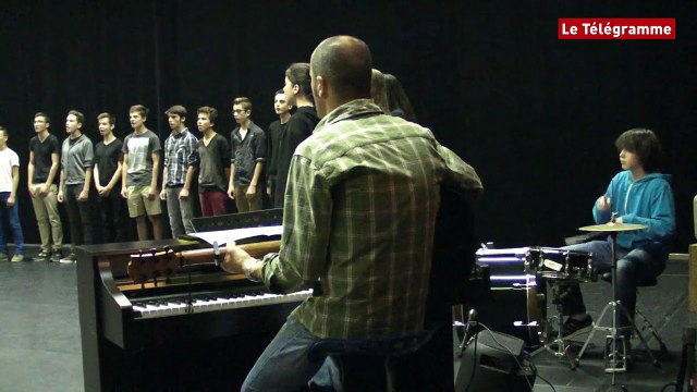 Quimper. Les collégiens explorent les souvenirs sur scène