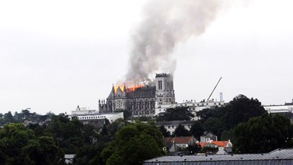 Incendie spectaculaire d'une basilique à Nantes