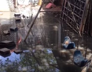 Vea cómo las cloacas en el barrio Ambrosio Plaza anegan viviendas