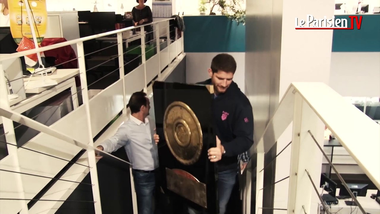 Pascal Papé en visite au Parisien avec  le bouclier de Brennus