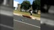 Caixão cai de carro funerário