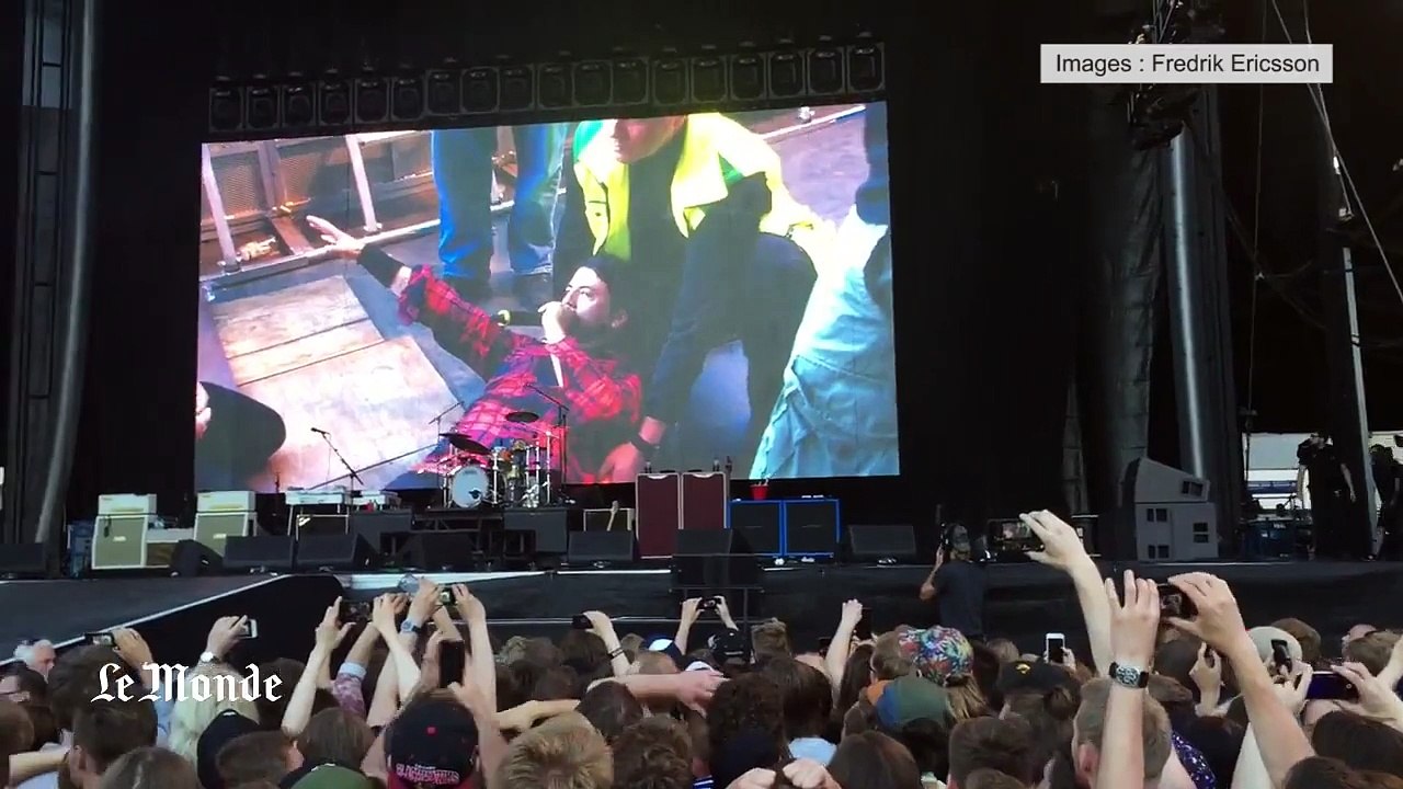 Le chanteur des Foo Fighters se casse la jambe et termine le concert dans le plâtre