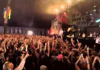 Télécharger la video: Singer Catches and Drinks Beer While Crowd Walking in Holland