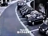 Auto  parkt mitten bei Polizei verfolgung ein