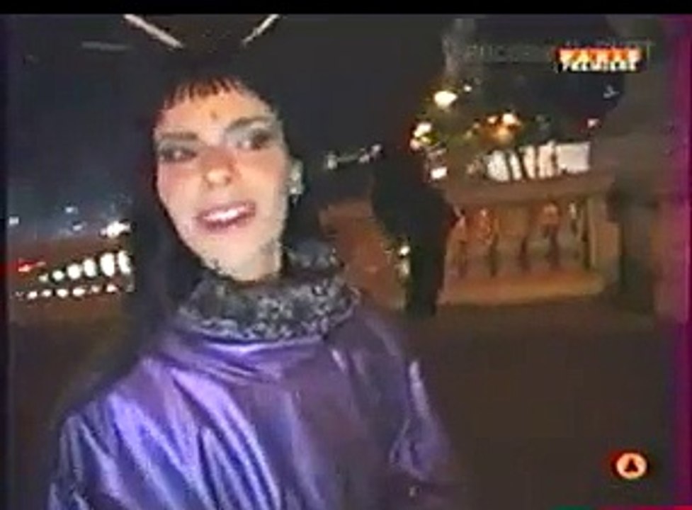 Chanteuse  RoBERT parle du roman d'Amélie Nothomb