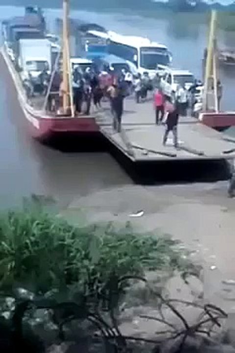 Homem cai da balsa