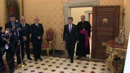 Papa ofrece "ayuda" a proceso de paz en Colombia