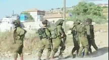 soldats israeliens insultent et frappent un cytoyen palestinien en direct