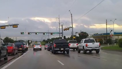 Crash d'une ford mustang sur route mouillée