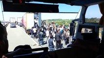 Des migrants prennent d'assaut la remorque d'un camion
