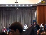 Andrés Manuel López Obrador universitarios de la UNAM le regalan playera de los PUMAS en Economía