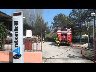 Download Video: Icaro Tv. Incendio in ditta di impianti elettrici a Riccione