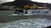 Temporal Tenerife: Ferry es zarandeado de forma violenta por el oleaje en Los Cristianos