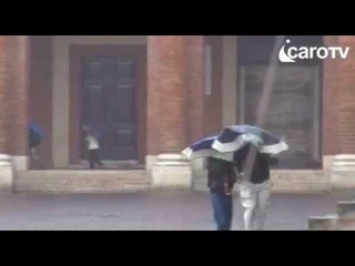 Icaro Tv. Non ci sono più gli ombrelli di una volta...