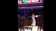 شاب يرقص مع موظفين مطعم في مجمع الافنيوز