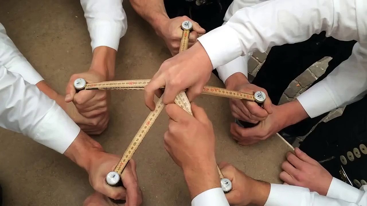 5 uncap beer together