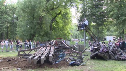 Giant Robotic Hand Lets You Crush Cars with Ease