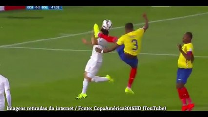 Quê isso, Erazo? Zagueiro equatoriano exagera e comete pênalti bizarro