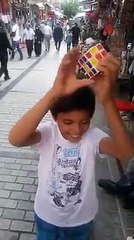 طفل مُذهل يحل مكعب روبيك عبقري