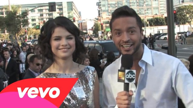 Selena Gomez - 2009 Red Carpet Interview (American Music Awards)