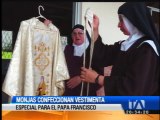Monjas trabajan en uno de los trajes que usará el papa Francisco en Guayaquil