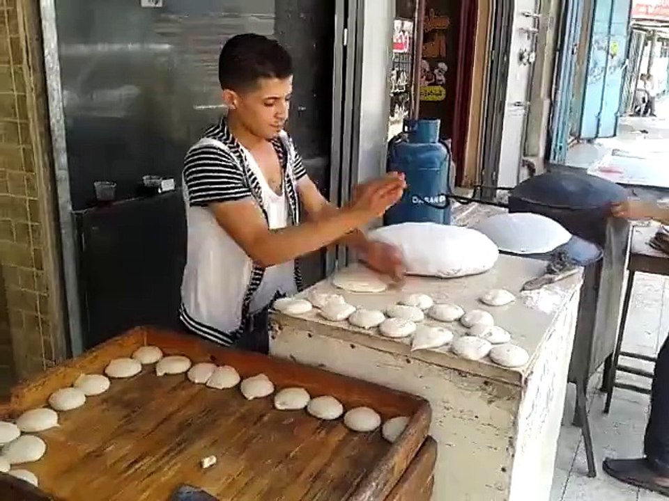 Arabic funny videos  بائع خبز الصاج محترف جدا .. ما شاء الله