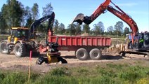 Hitachi Zaxis 225 US with OilQuick loading JCB Fastrac 3200 with Bigab Hooklift trailer
