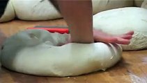 How to knead dough - baker in a bakery / Wie der Bäcker in der Bäckerei den Teig knetet