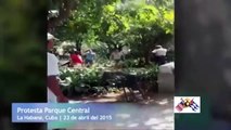 Policías reprimen protesta en el Parque Central de La Habana Abril 2015