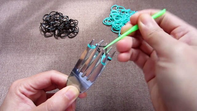 Railroad Rainbow Loom Bracelet without Loom/ using 2 Forks