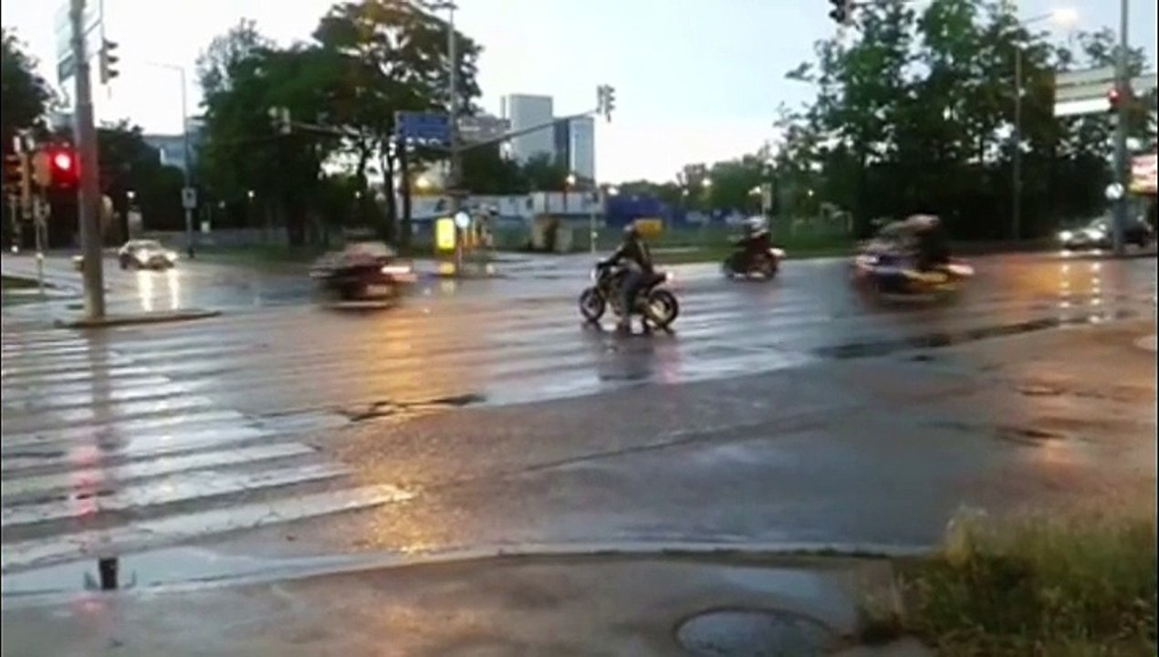 Deniese Karolyi + 26 Motorräder 31 Biker