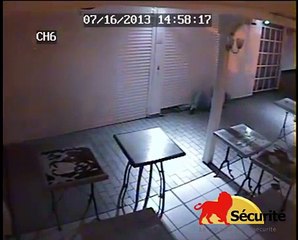Une camera de surveillance filme un voleur bien inspiré...