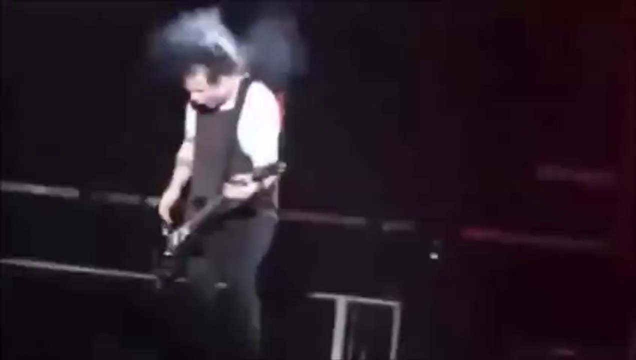 Un effet pyrotechnique enflame un chanteur sur scène !