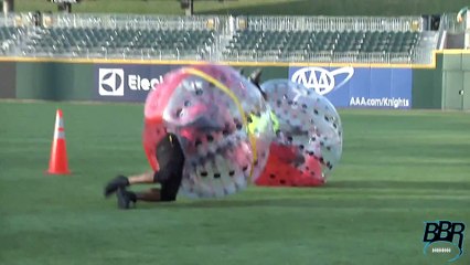 Une star du Foot US s'éclate en ballon géant !