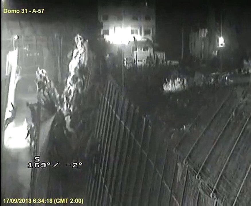 Images impressionnantes d'immigrants qui escaladent les barbelés à melilla en Espagne