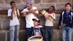 Un grupo de niños toca con gran entusiasmo por unas monedas en las calles de Quito (Ecuador)