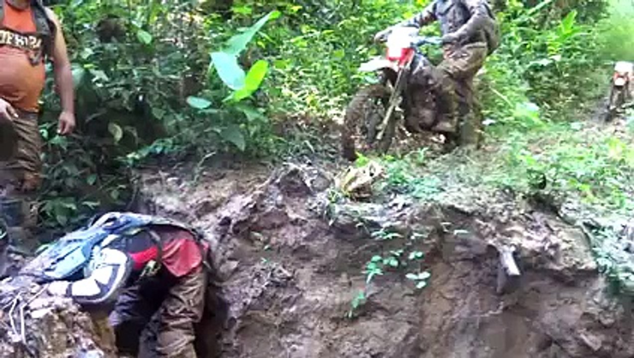 Un motard sert de pont humain dans la forêt