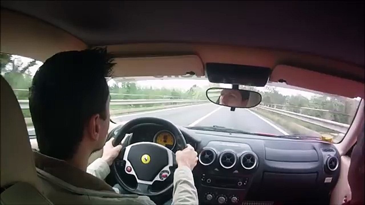 Une Ferrari F430 à haute vitesse évite de peu la catastrophe