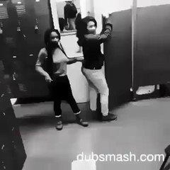 Elle danse sexy et se ramasse