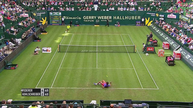 Federer glisse et réussit un coup droit au sol! (Halle 2015)