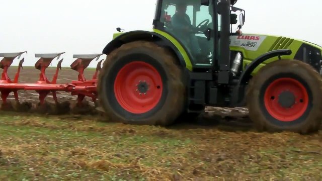 Charrue KUHN VARI-MASTER 152 T 6 corps sur CLAAS Arion 640