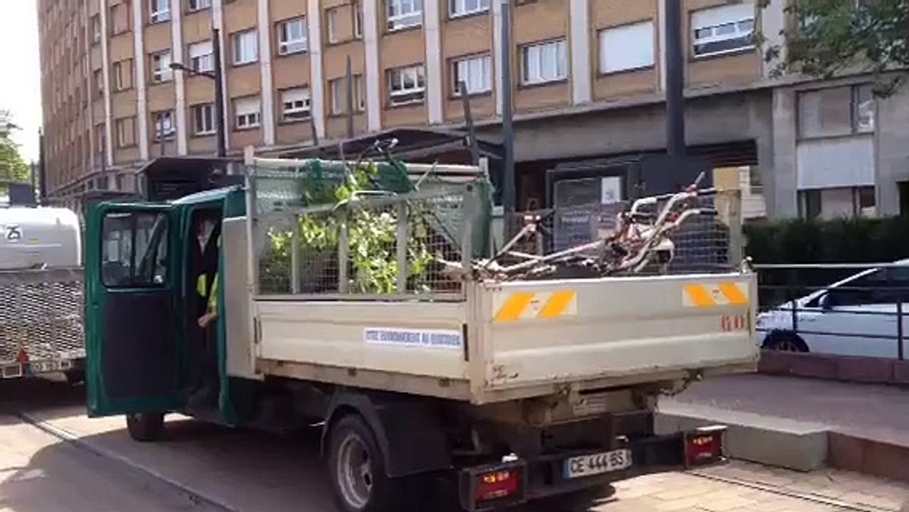 Valenciennes : manifestation devant la sous-préfecture en soutien à l'association Ageval