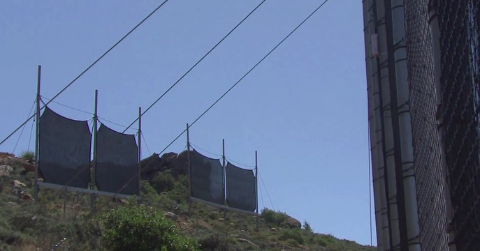 Au Maroc, des filets capturent le brouillard pour le transformer en eau