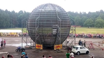 Un pilote fait 12 tours dans une boule de la mort en voiture (Lituanie)